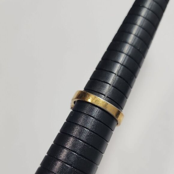 Elegant Green and gold tone Ring - Picture 3 of 3